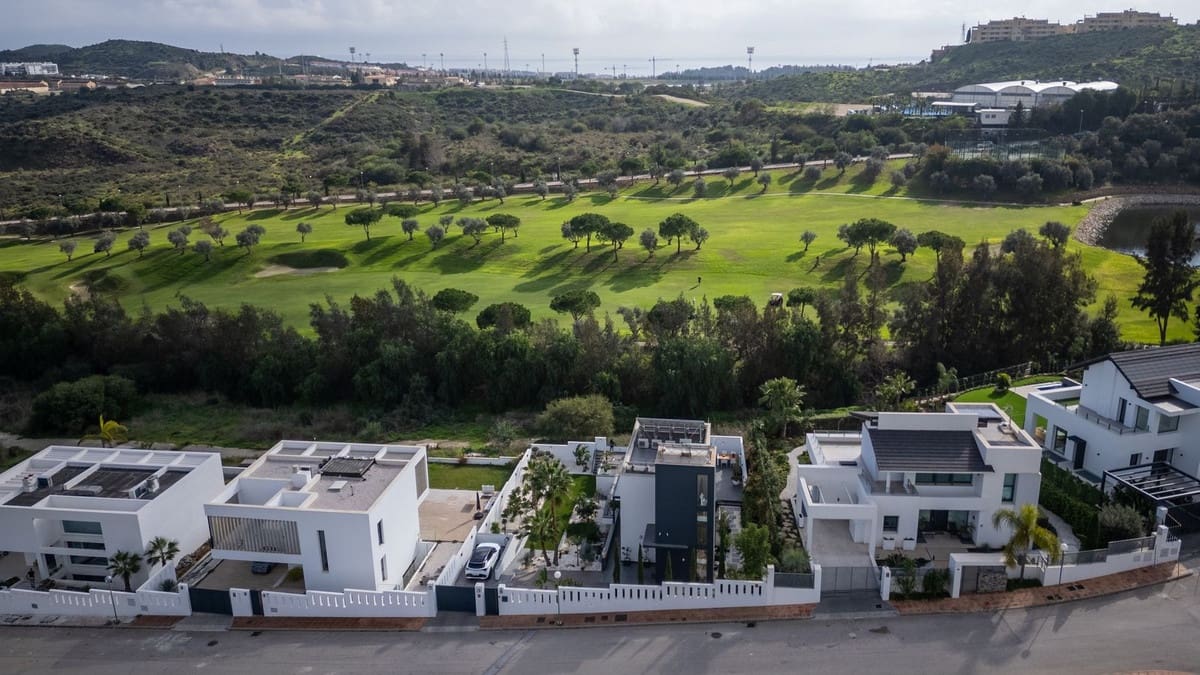 3 bedroom Villa for sale in Cerro del Aguila with pool - € 1,250,000 (Ref: 9529141)