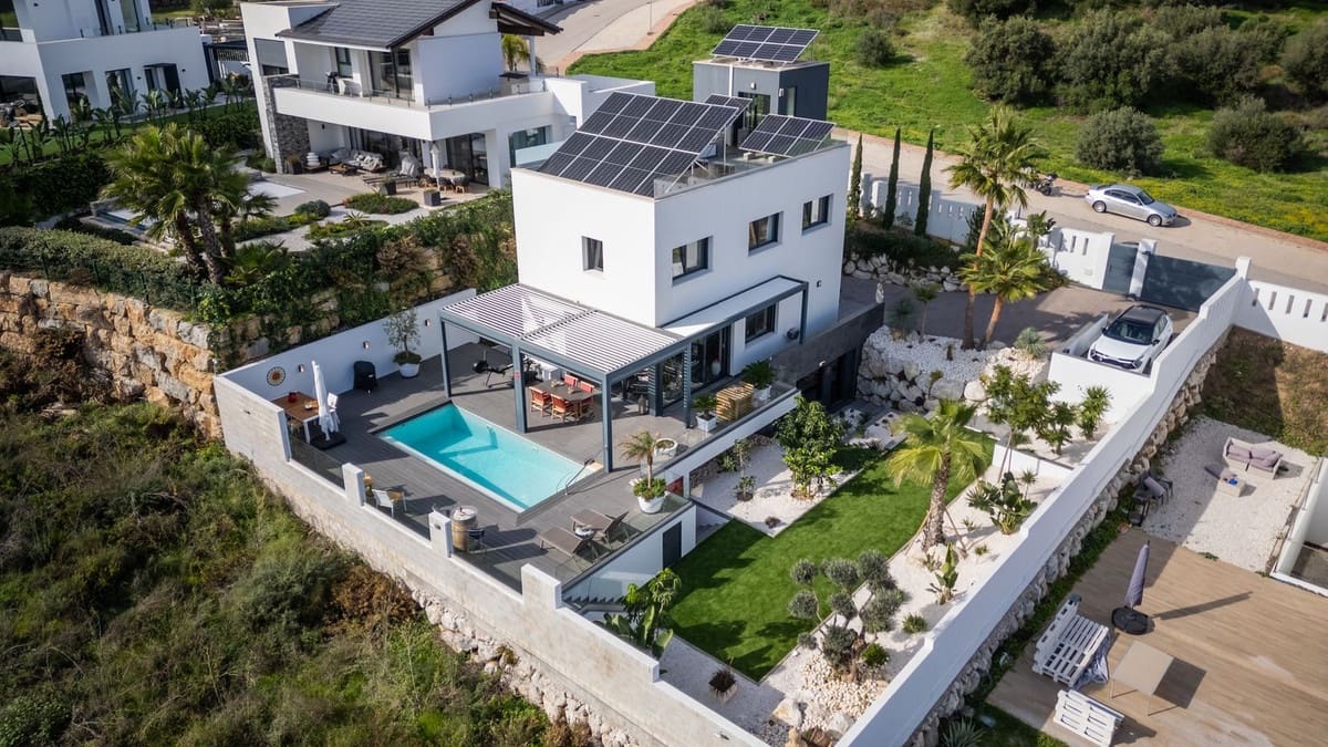 3 bedroom Villa for sale in Cerro del Aguila with pool - € 1,250,000 (Ref: 9529141)