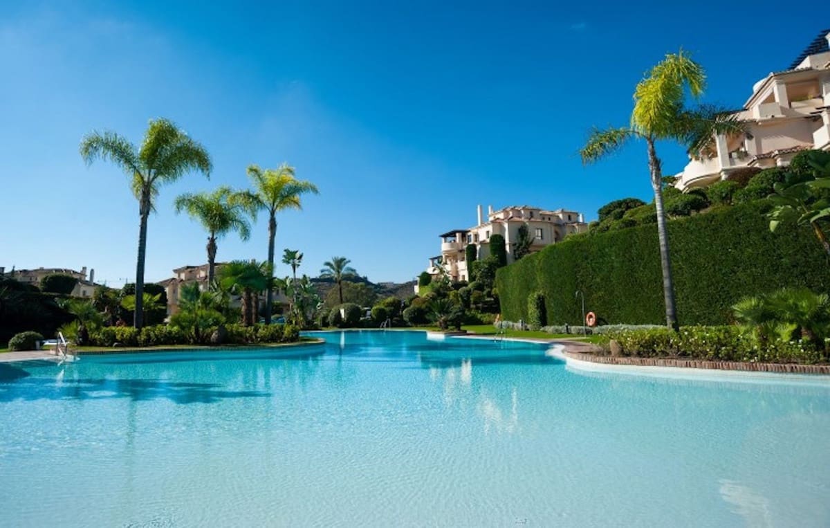 2 sovrum Lägenhet till salu i Benahavis med garage - 550 000 € (Ref: 9532970)