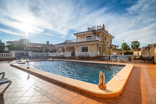 6 chambre Villa/Maison à vendre à Las Piscinas Naturales, Torrevieja avec piscine - 610 000 € (Ref: 9532972)
