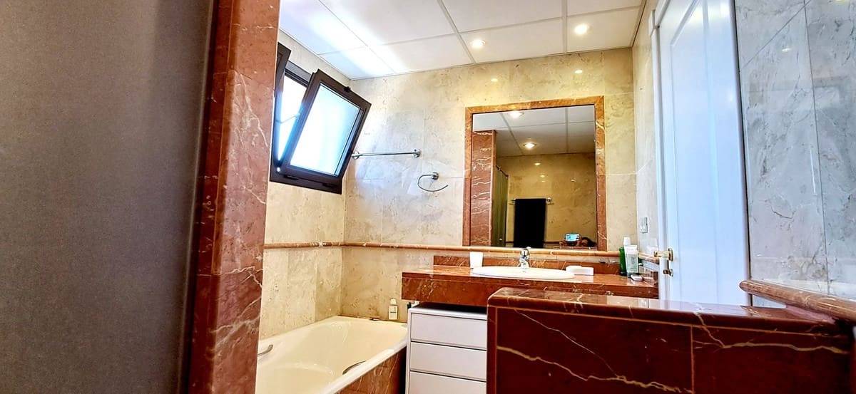 3 chambre Penthouse à vendre à New Golden Mile - 785 000 € (Ref: 9535345)