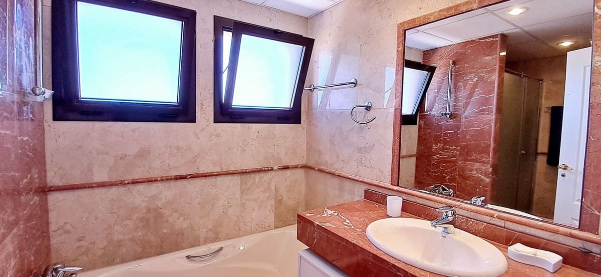 3 chambre Penthouse à vendre à New Golden Mile - 785 000 € (Ref: 9535345)