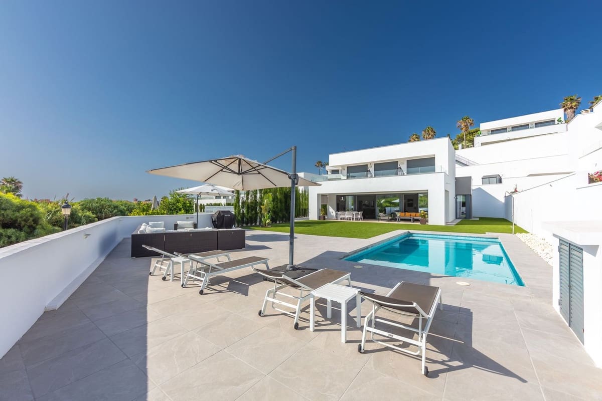 4 soverom Villa til salgs i La Duquesa / Puerto de la Duquesa med svømmebasseng - € 1 298 000 (Ref: 9535347)