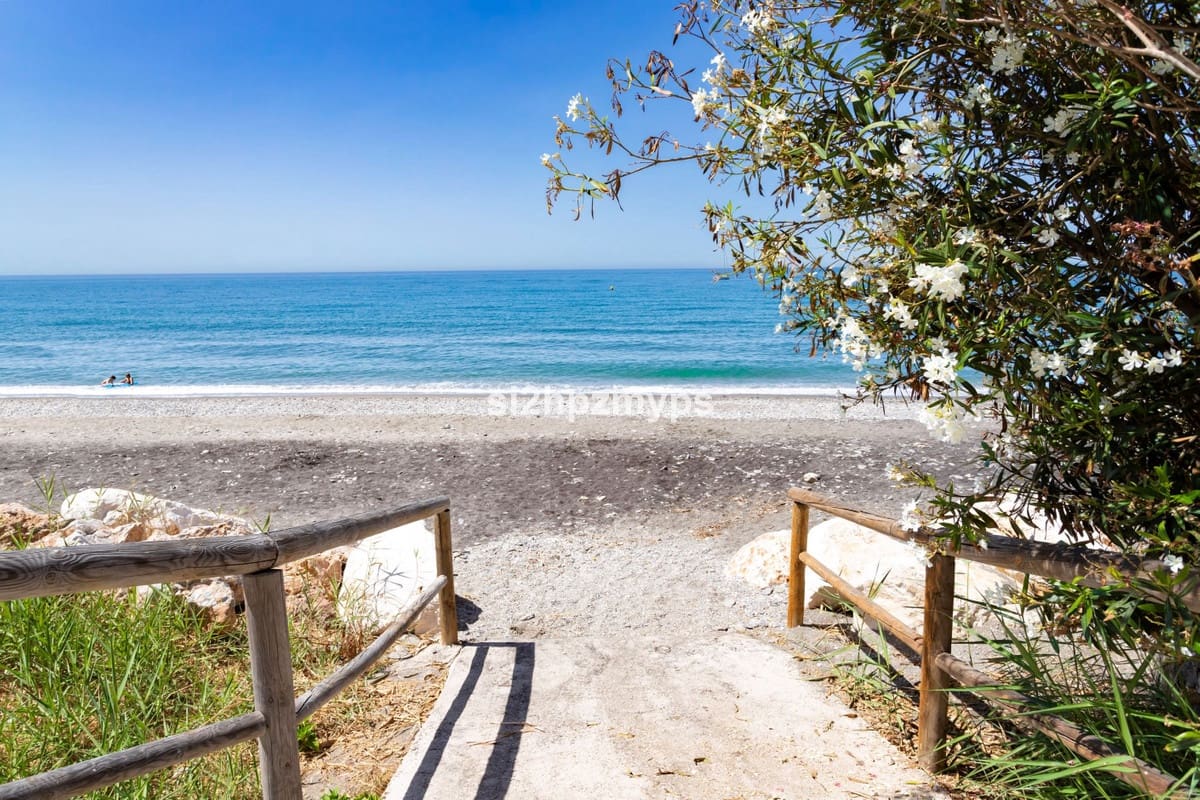 3 bedroom Townhouse for sale in Velez-Malaga with pool - € 420,000 (Ref: 9536552)