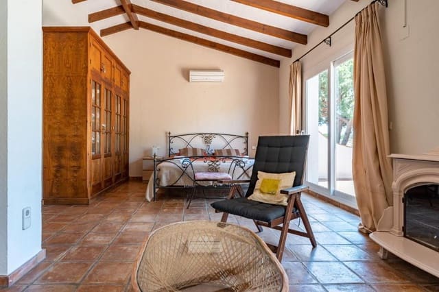 5 bedroom Villa for sale in Marbesa, Marbella with pool - € 1,300,000 (Ref: 9542752)