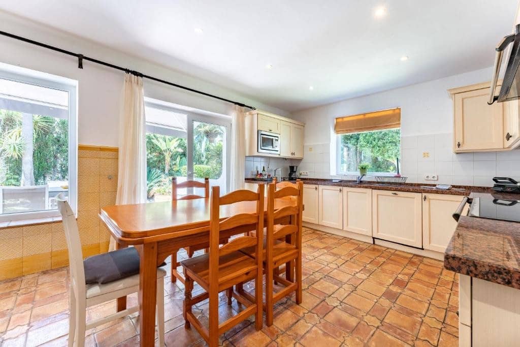 5 bedroom Villa for sale in Marbesa with pool - € 1,300,000 (Ref: 9542752)