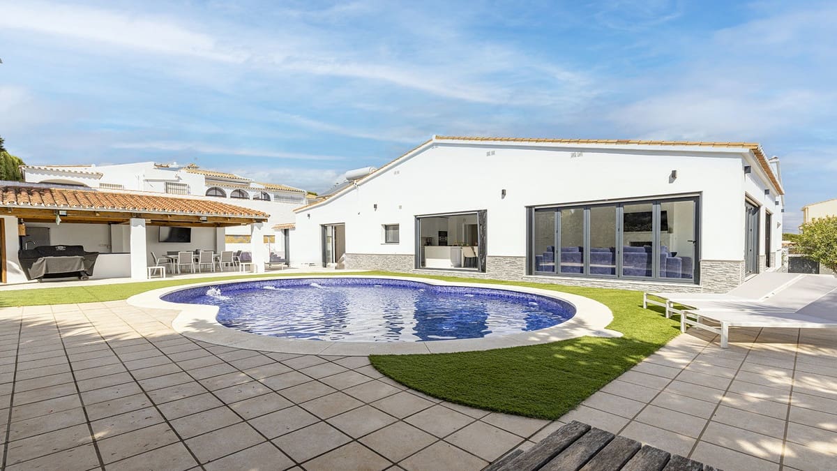 4 sovrum Bungalow till salu i Manilva med pool - 935 000 € (Ref: 9550382)