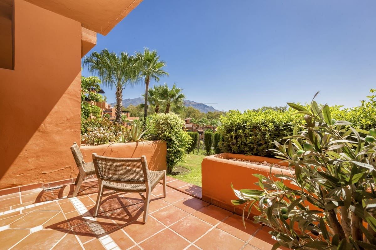 2 slaapkamer Appartement te koop in Nueva Andalucia met garage - € 595.000 (Ref: 9554333)