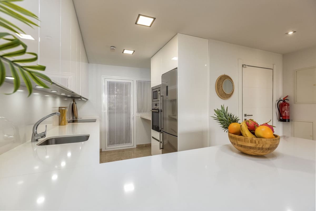 2 slaapkamer Appartement te koop in Nueva Andalucia met garage - € 595.000 (Ref: 9554333)