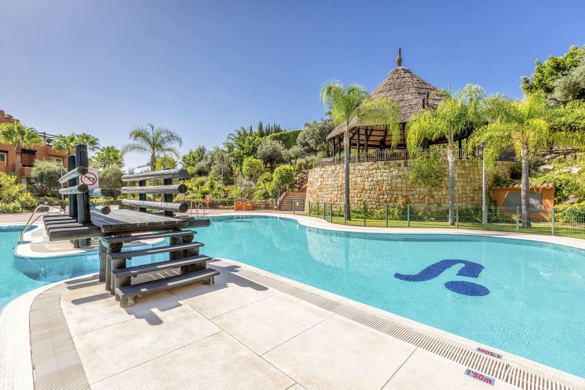 2 slaapkamer Appartement te koop in Nueva Andalucia met garage - € 595.000 (Ref: 9554333)