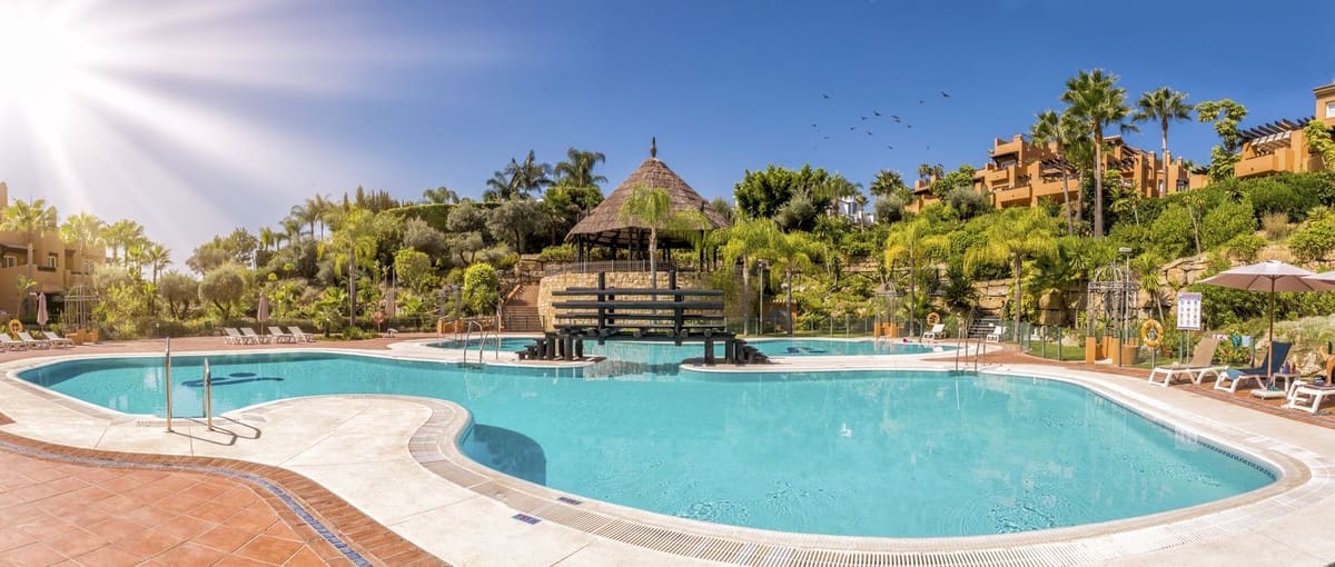 2 slaapkamer Appartement te koop in Nueva Andalucia met garage - € 595.000 (Ref: 9554333)