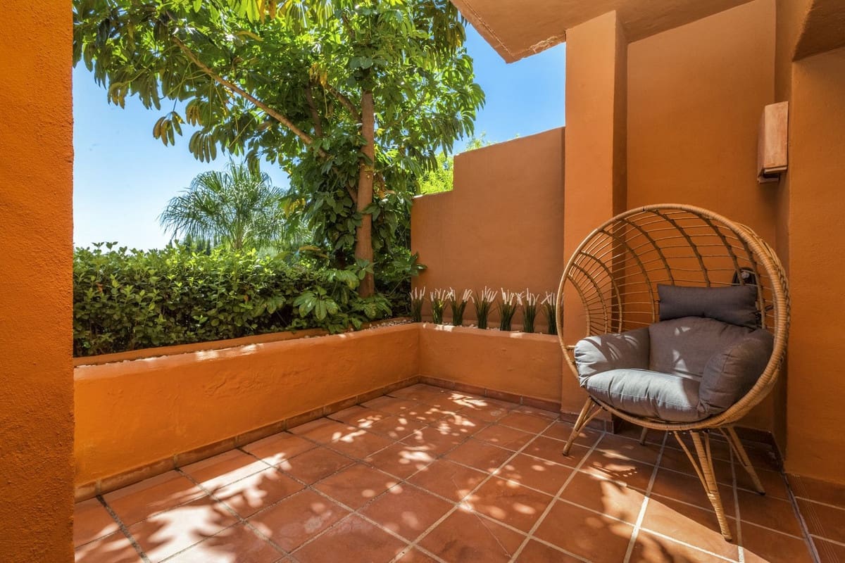 2 slaapkamer Appartement te koop in Nueva Andalucia met garage - € 595.000 (Ref: 9554333)
