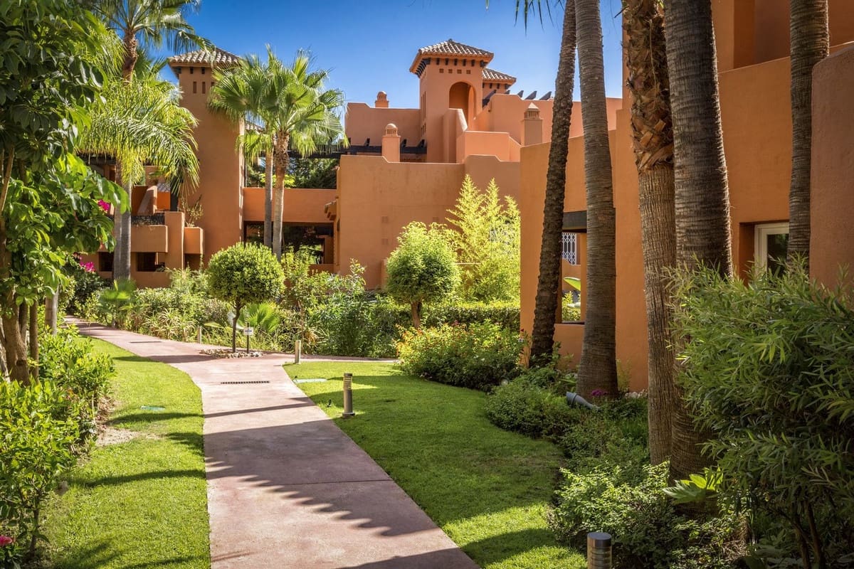 2 slaapkamer Appartement te koop in Nueva Andalucia met garage - € 595.000 (Ref: 9554333)