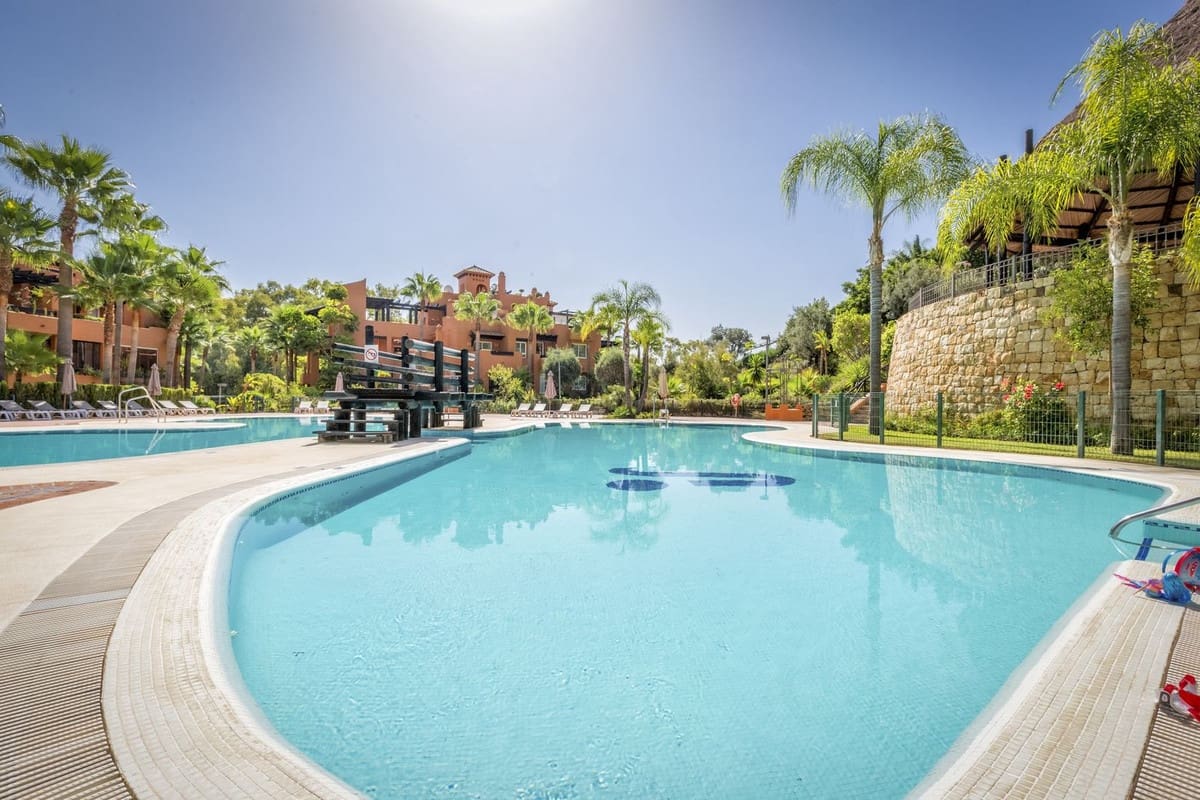 2 slaapkamer Appartement te koop in Nueva Andalucia met garage - € 595.000 (Ref: 9554333)