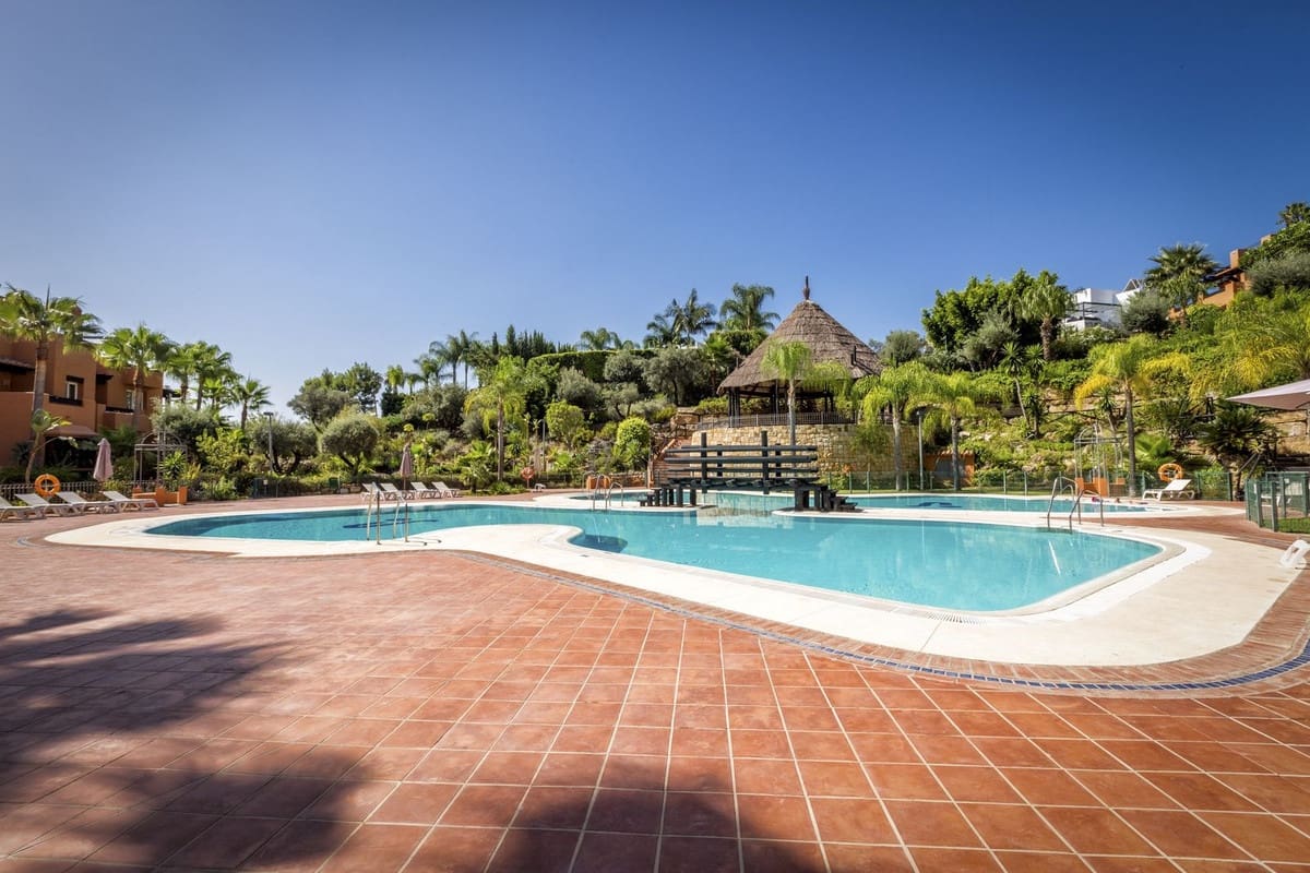 2 slaapkamer Appartement te koop in Nueva Andalucia met garage - € 595.000 (Ref: 9554333)