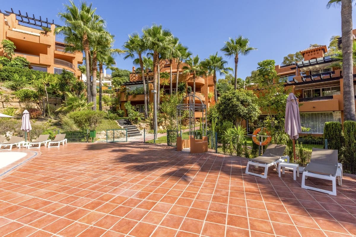 2 slaapkamer Appartement te koop in Nueva Andalucia met garage - € 595.000 (Ref: 9554333)