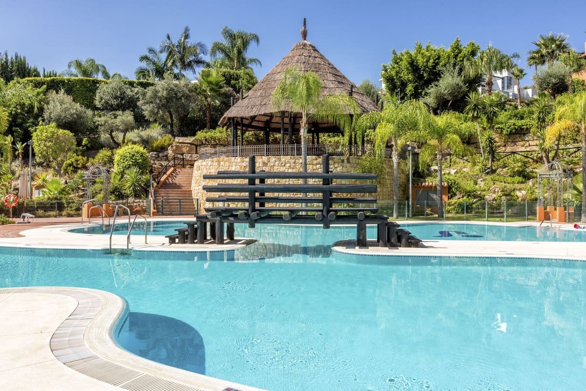 2 slaapkamer Appartement te koop in Nueva Andalucia met garage - € 595.000 (Ref: 9554333)