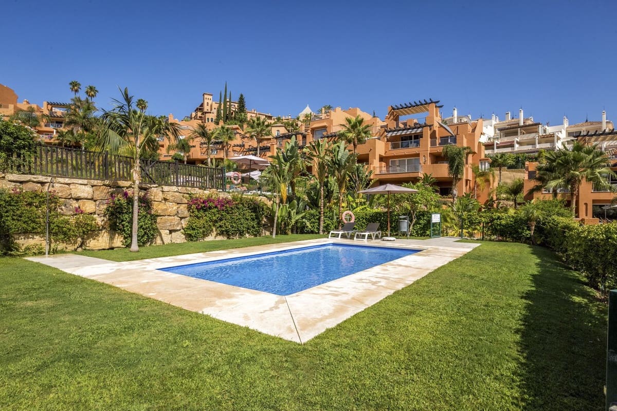 2 slaapkamer Appartement te koop in Nueva Andalucia met garage - € 595.000 (Ref: 9554333)