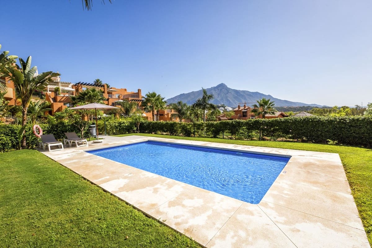 2 slaapkamer Appartement te koop in Nueva Andalucia met garage - € 595.000 (Ref: 9554333)