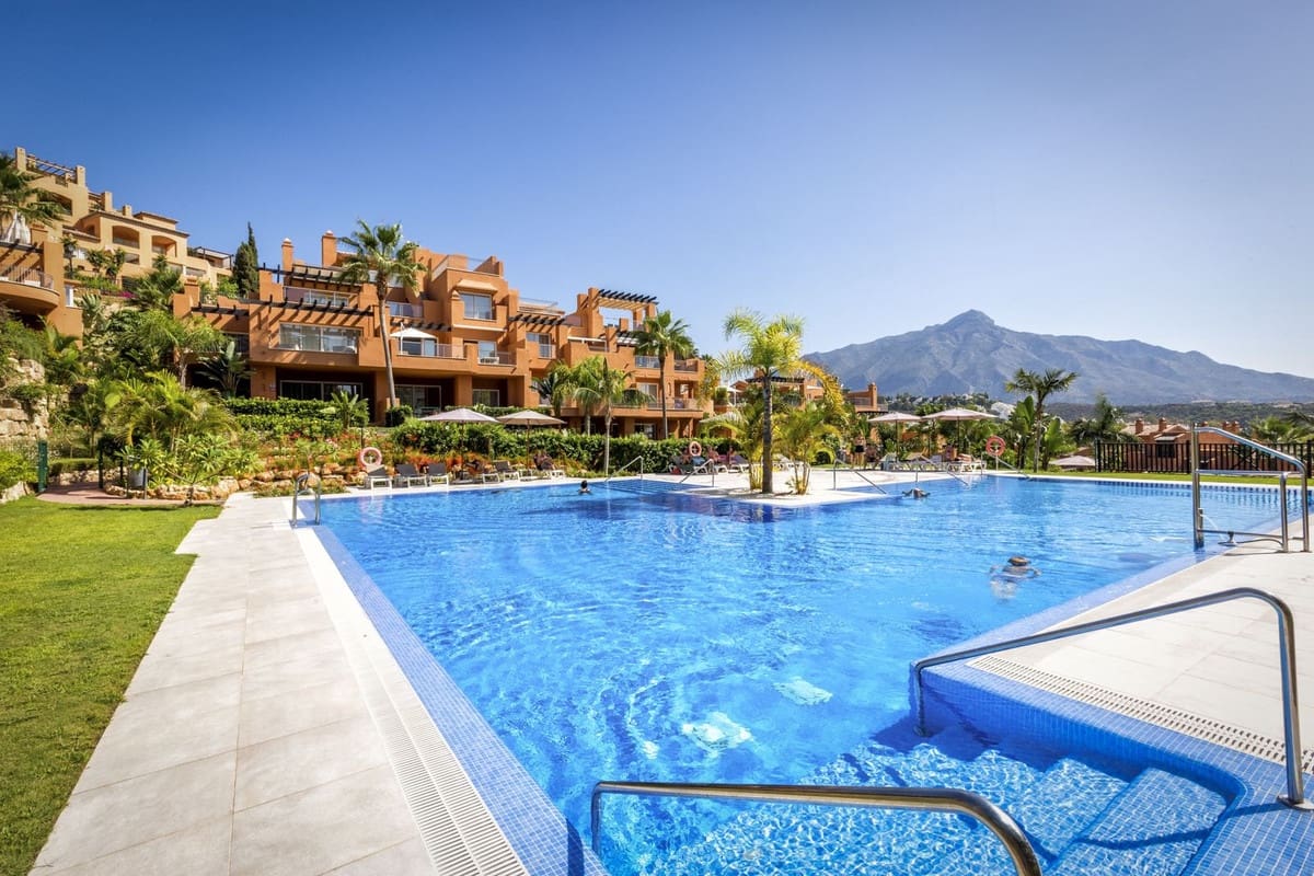 2 slaapkamer Appartement te koop in Nueva Andalucia met garage - € 595.000 (Ref: 9554333)