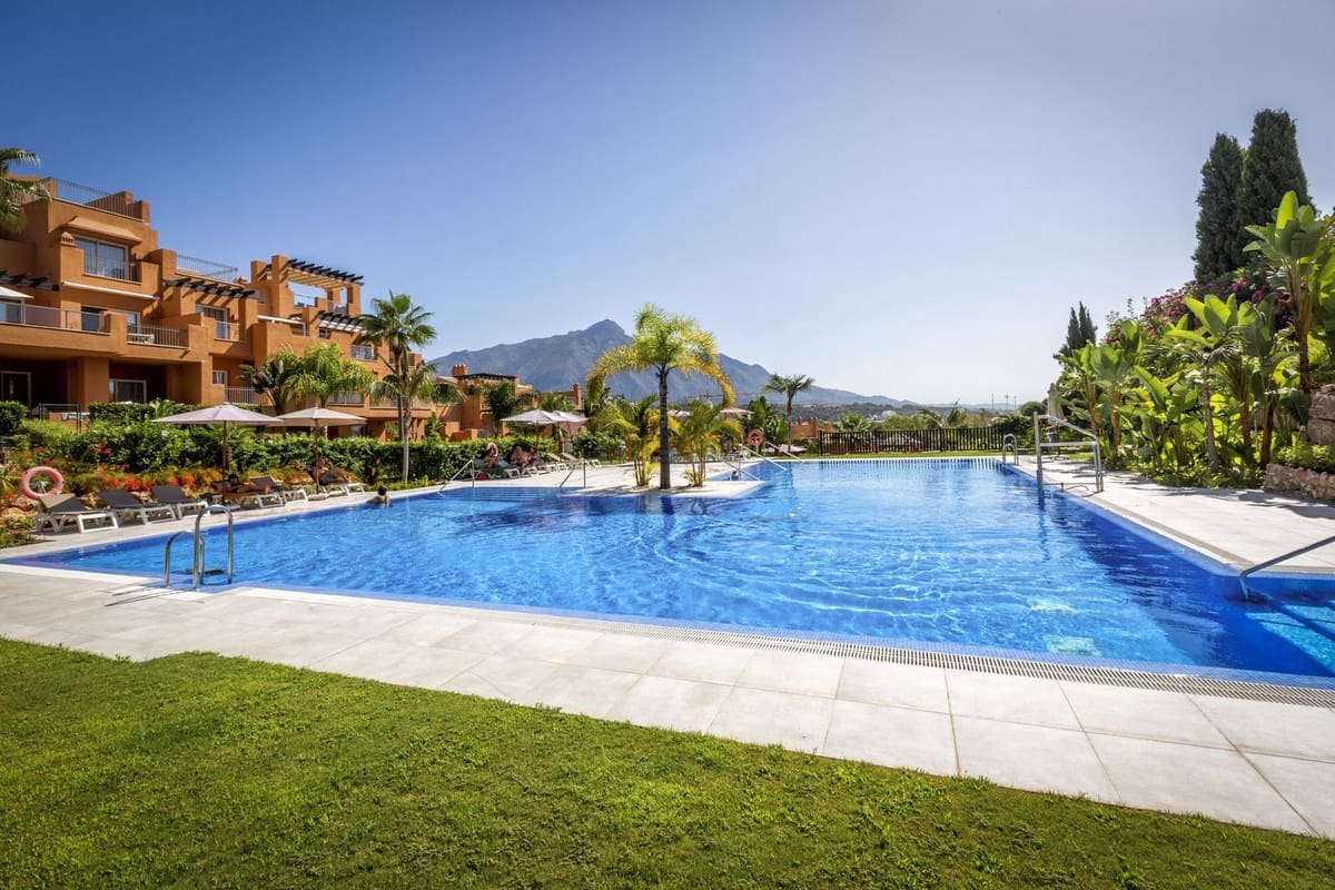 2 slaapkamer Appartement te koop in Nueva Andalucia met garage - € 595.000 (Ref: 9554333)