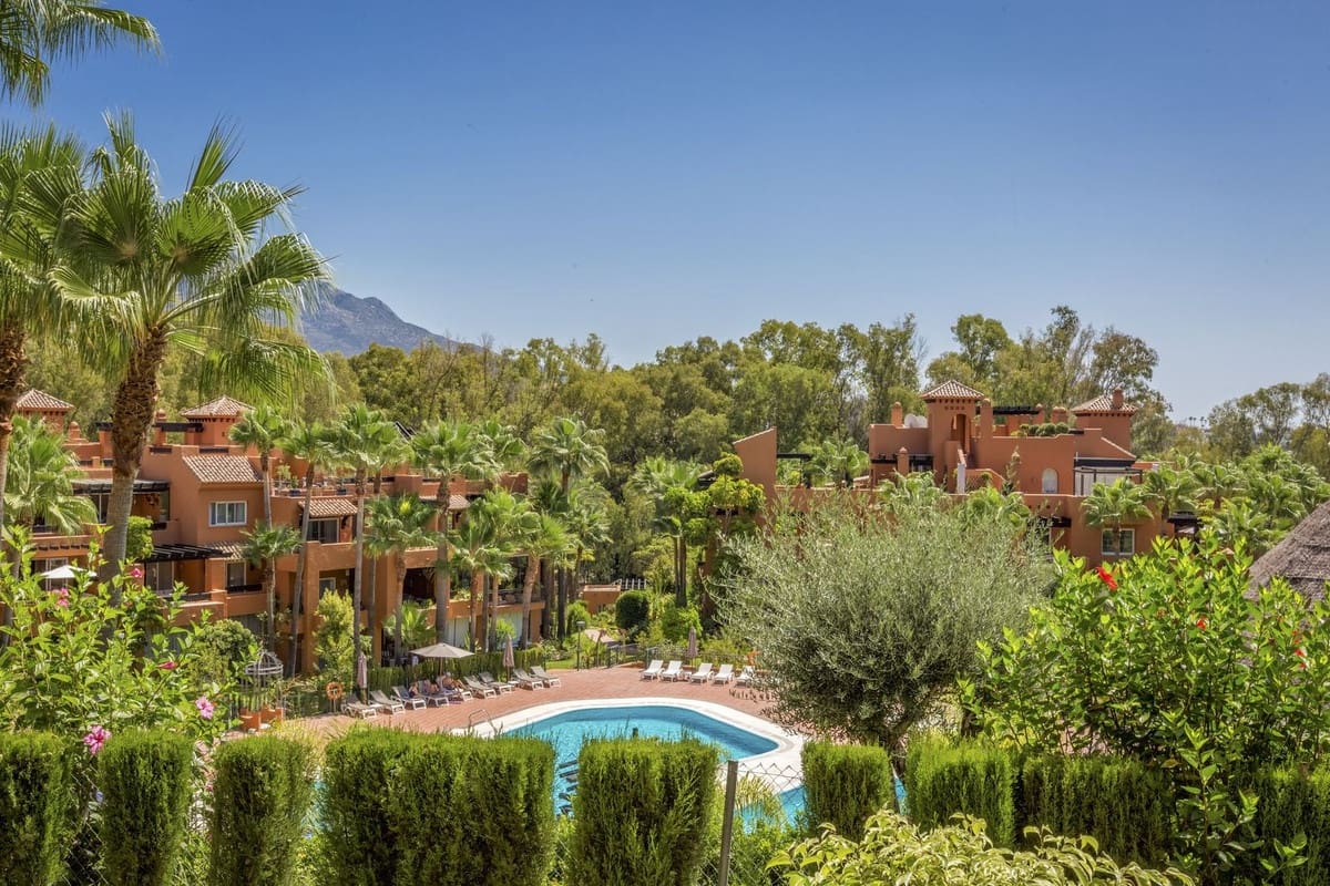 2 slaapkamer Appartement te koop in Nueva Andalucia met garage - € 595.000 (Ref: 9554333)