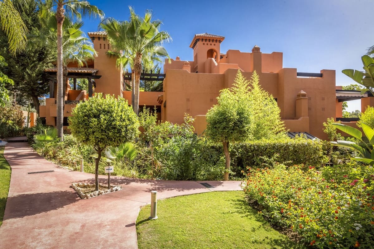 2 slaapkamer Appartement te koop in Nueva Andalucia met garage - € 595.000 (Ref: 9554333)