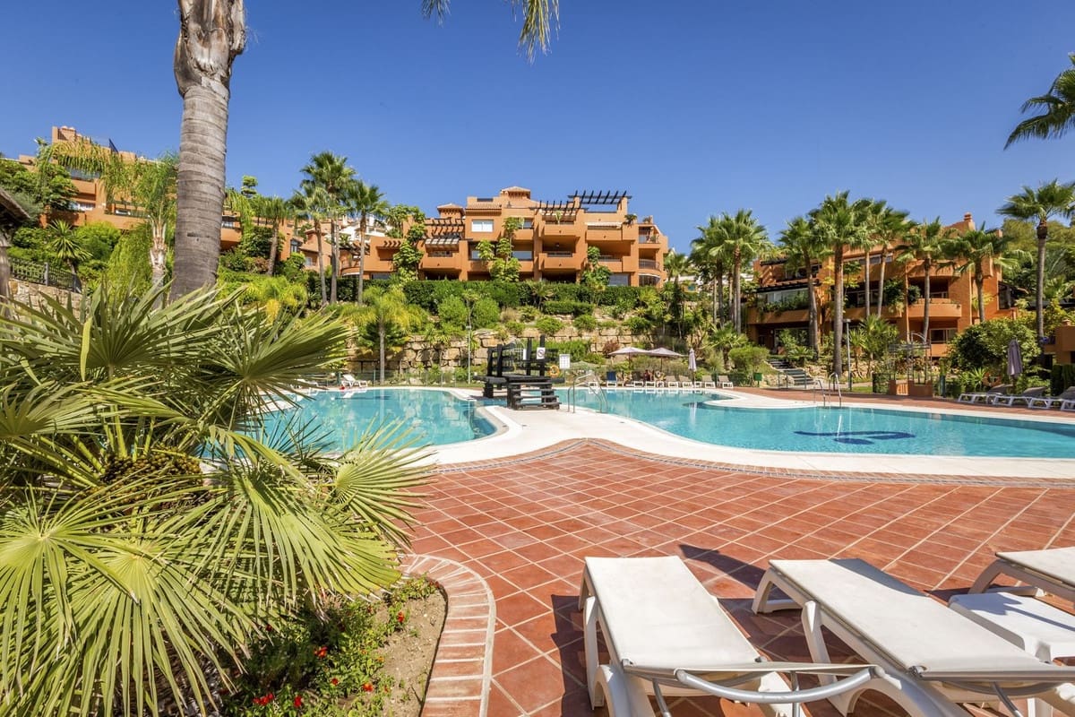 2 slaapkamer Appartement te koop in Nueva Andalucia met garage - € 595.000 (Ref: 9554333)