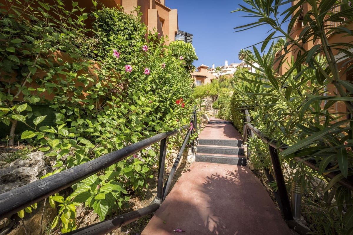 2 slaapkamer Appartement te koop in Nueva Andalucia met garage - € 595.000 (Ref: 9554333)