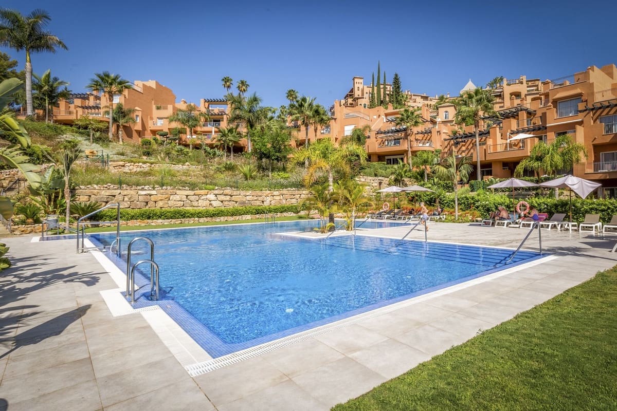 2 slaapkamer Appartement te koop in Nueva Andalucia met garage - € 595.000 (Ref: 9554333)