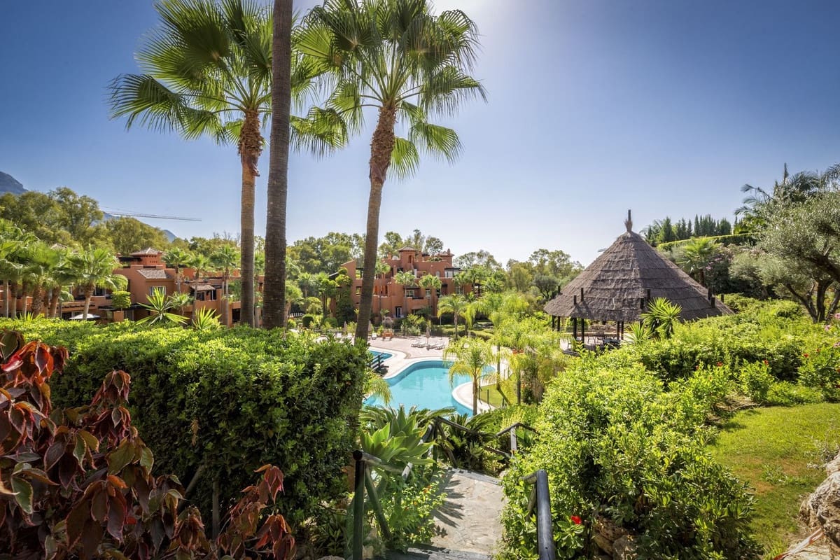 2 slaapkamer Appartement te koop in Nueva Andalucia met garage - € 595.000 (Ref: 9554333)