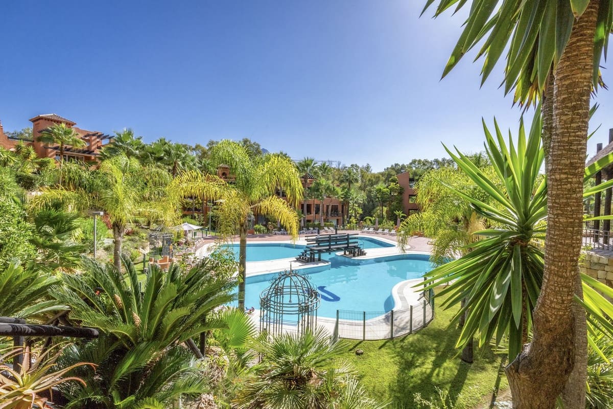 2 slaapkamer Appartement te koop in Nueva Andalucia met garage - € 595.000 (Ref: 9554333)