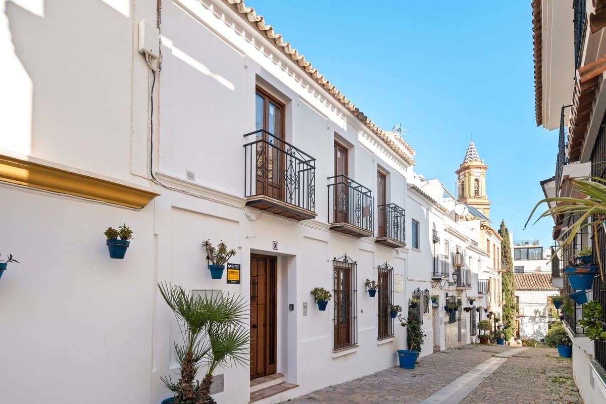 2 makuuhuone Omakotitalo myytävänä paikassa Estepona - 749 000 € (Ref: 9554350)