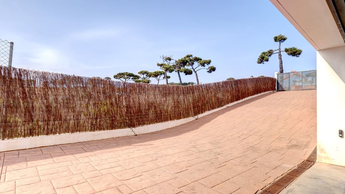 4 bedroom Villa for sale in Manilva - € 1,450,000 (Ref: 9554352)