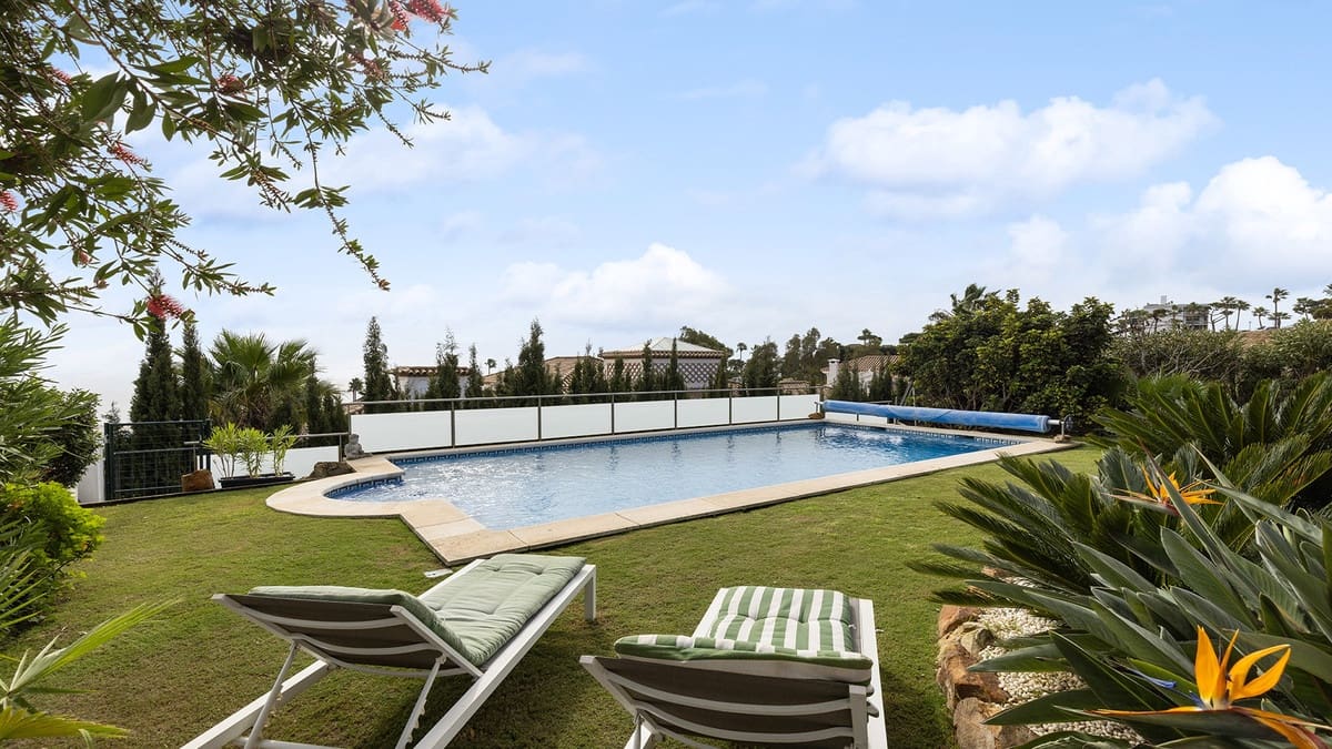 4 bedroom Villa for sale in Manilva - € 1,450,000 (Ref: 9554352)