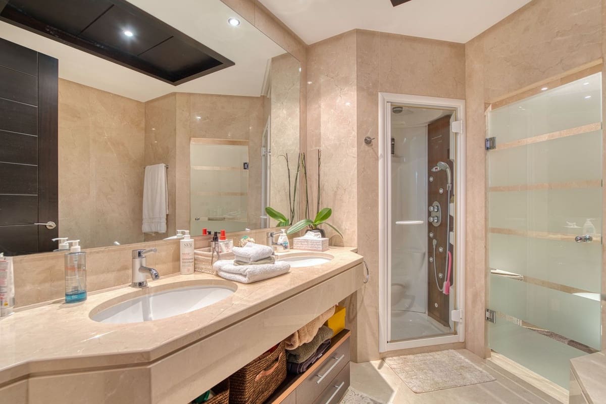 2 slaapkamer Appartement te koop in Nueva Andalucia - € 1.800.000 (Ref: 9554357)