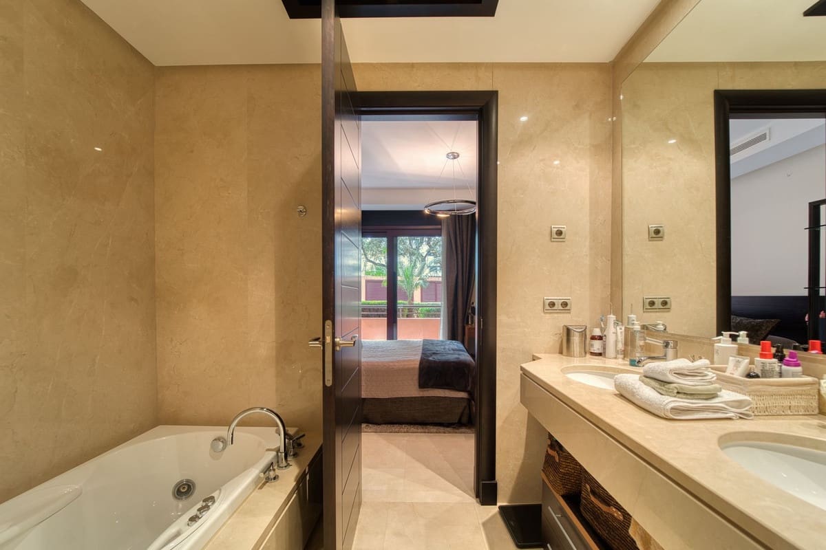 2 slaapkamer Appartement te koop in Nueva Andalucia - € 1.800.000 (Ref: 9554357)