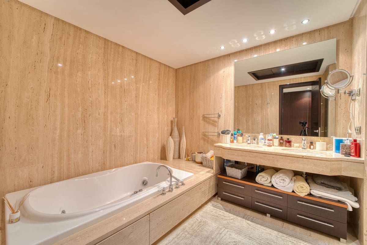 2 slaapkamer Appartement te koop in Nueva Andalucia - € 1.800.000 (Ref: 9554357)