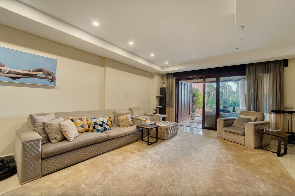 2 slaapkamer Appartement te koop in Nueva Andalucia - € 1.800.000 (Ref: 9554357)