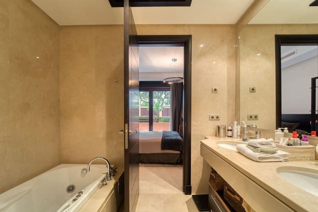 2 slaapkamer Appartement te koop in Puerto Banus, Marbella - € 1.800.000 (Ref: 9554357)