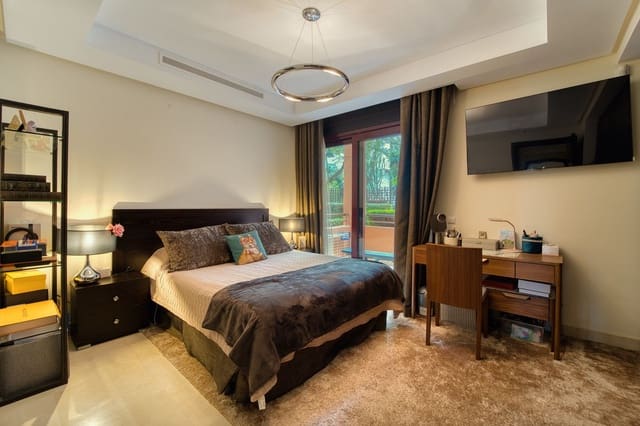 2 slaapkamer Appartement te koop in Puerto Banus, Marbella - € 1.800.000 (Ref: 9554357)