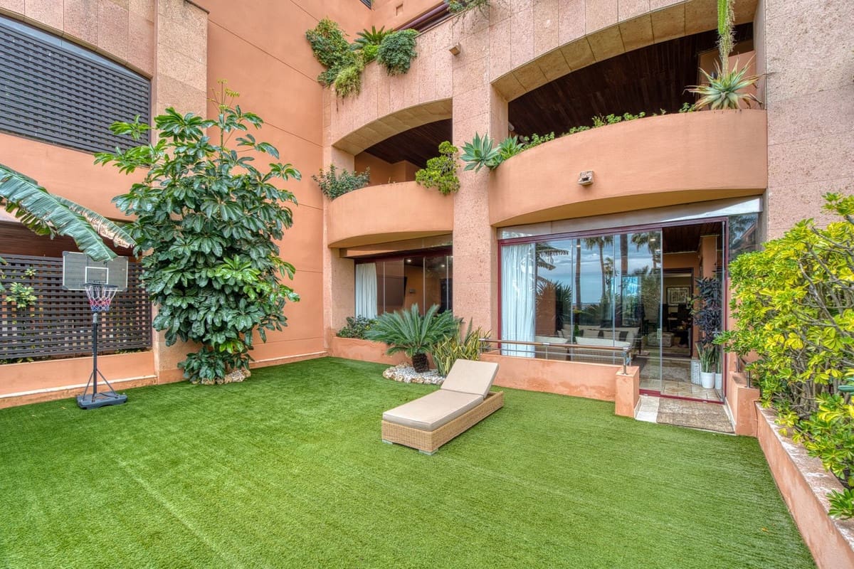 2 slaapkamer Appartement te koop in Nueva Andalucia - € 1.800.000 (Ref: 9554357)