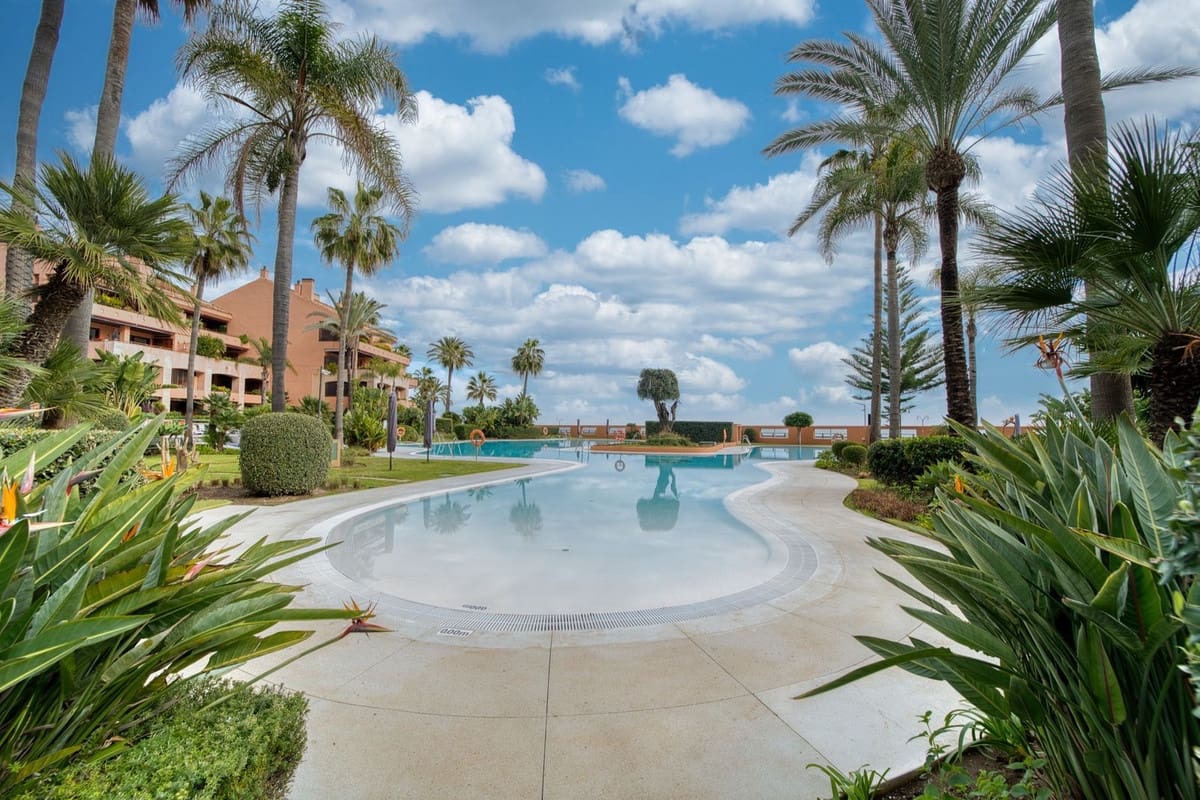 2 slaapkamer Appartement te koop in Nueva Andalucia - € 1.800.000 (Ref: 9554357)