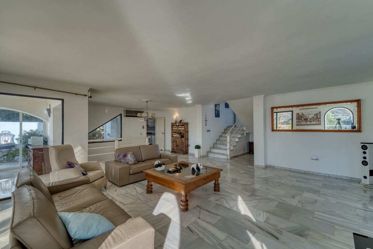 4 soverom Villa til salgs i Nueva Andalucia med garasje - € 1 700 000 (Ref: 9554358)