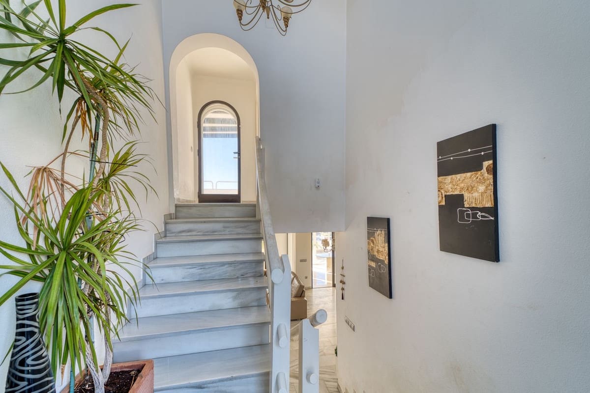 4 soverom Villa til salgs i Nueva Andalucia med garasje - € 1 700 000 (Ref: 9554358)