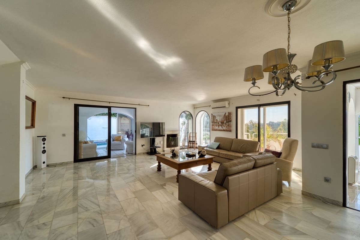 4 soverom Villa til salgs i Nueva Andalucia med garasje - € 1 700 000 (Ref: 9554358)