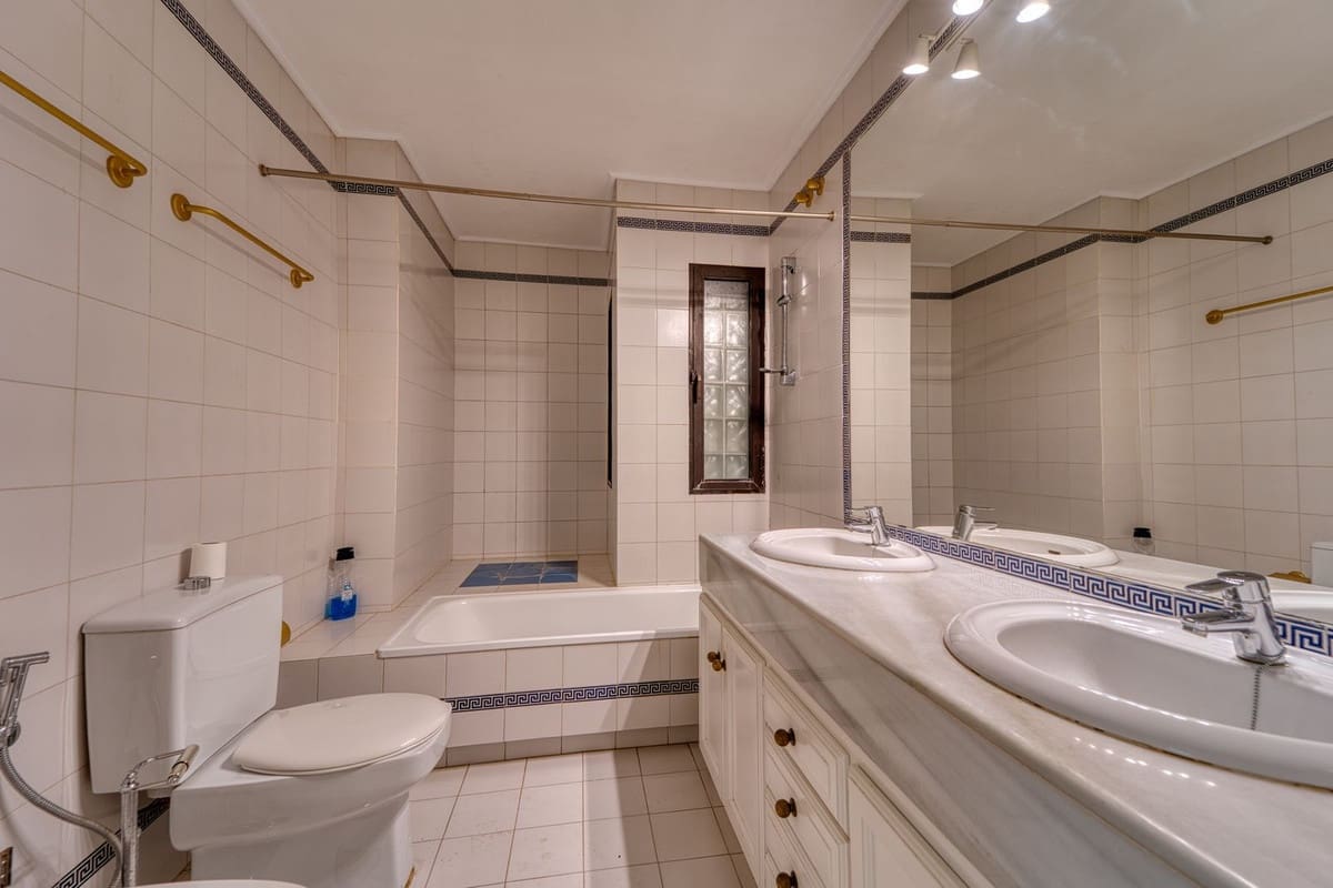 4 soverom Villa til salgs i Nueva Andalucia med garasje - € 1 700 000 (Ref: 9554358)