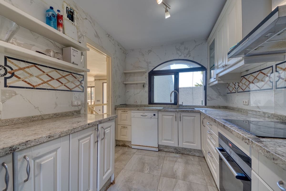 4 soverom Villa til salgs i Nueva Andalucia med garasje - € 1 700 000 (Ref: 9554358)