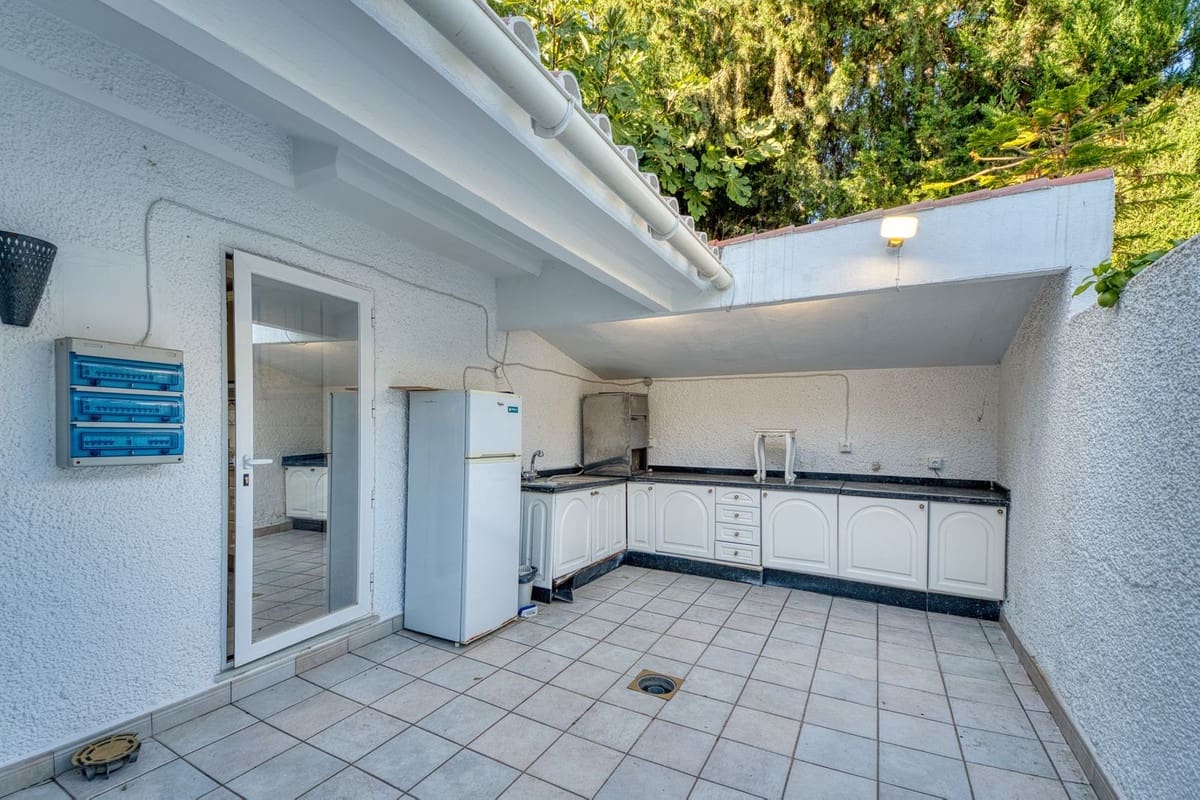 4 soverom Villa til salgs i Nueva Andalucia med garasje - € 1 700 000 (Ref: 9554358)