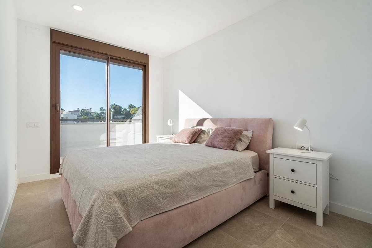 Ático de 3 habitaciones en Estepona en venta - 899.000 € (Ref: 9557449)